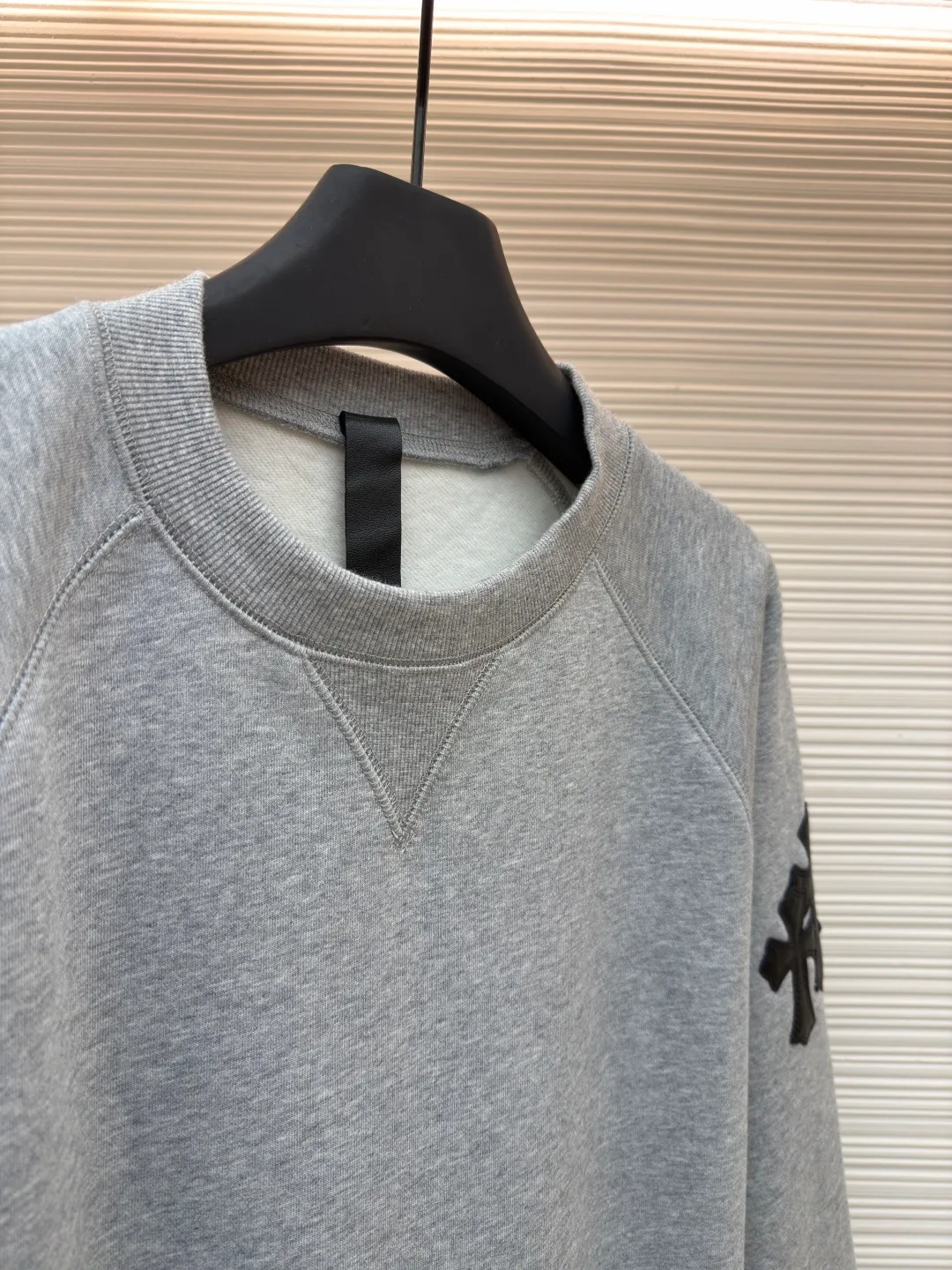 Chrome Hearts Fleece and Leather Sweatshirt ●Item No.: 1682286-A45 ●Material: 100% cotton fleece fabric ●Technology: Hand-made with leather ●Color: Gray ●Version: Fitted version ●Weight: about 645g ●Size: S-M-L ●Description: The fabric is knitted with 440g cotton fleece material. The collar and arms are made of genuine sheepskin, cut and hand-cut, and the molded hardware is aged and oxidized. The overall wiring is straight and delicate, the fabric is comfortable and soft, and the color is consistent without color difference. It can be matched with the same style to create a fashionable look and control various occasions. Customized accessories, complete with three standards, same style for men and women!